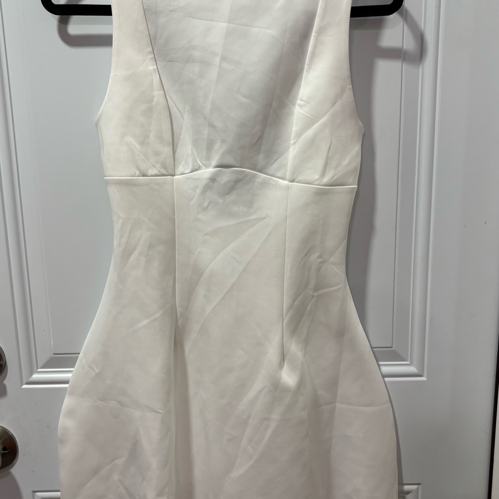 Elegant White Sleeveless Dress